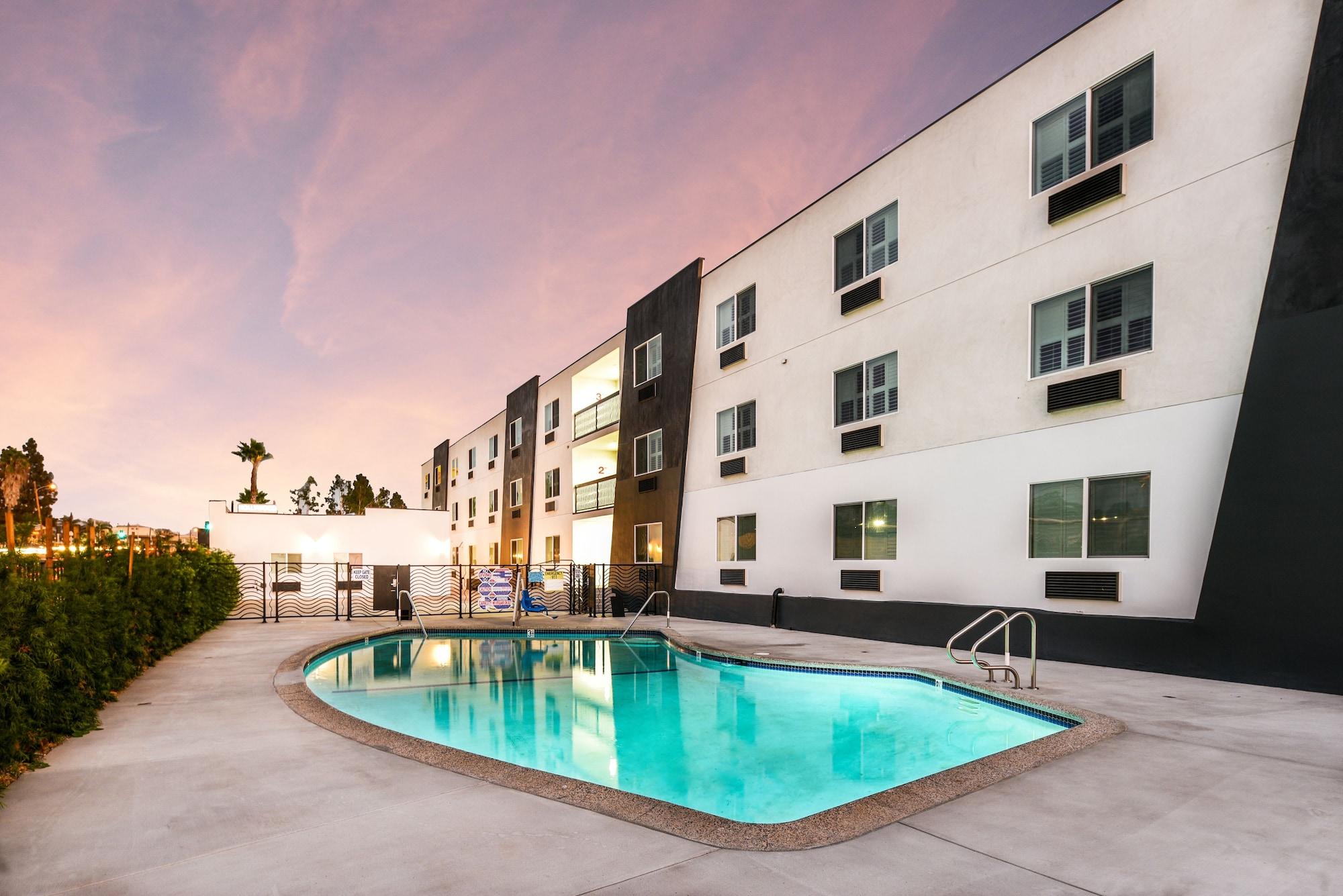 Hollywood Inn Suites Hotel West Athens Exterior photo
